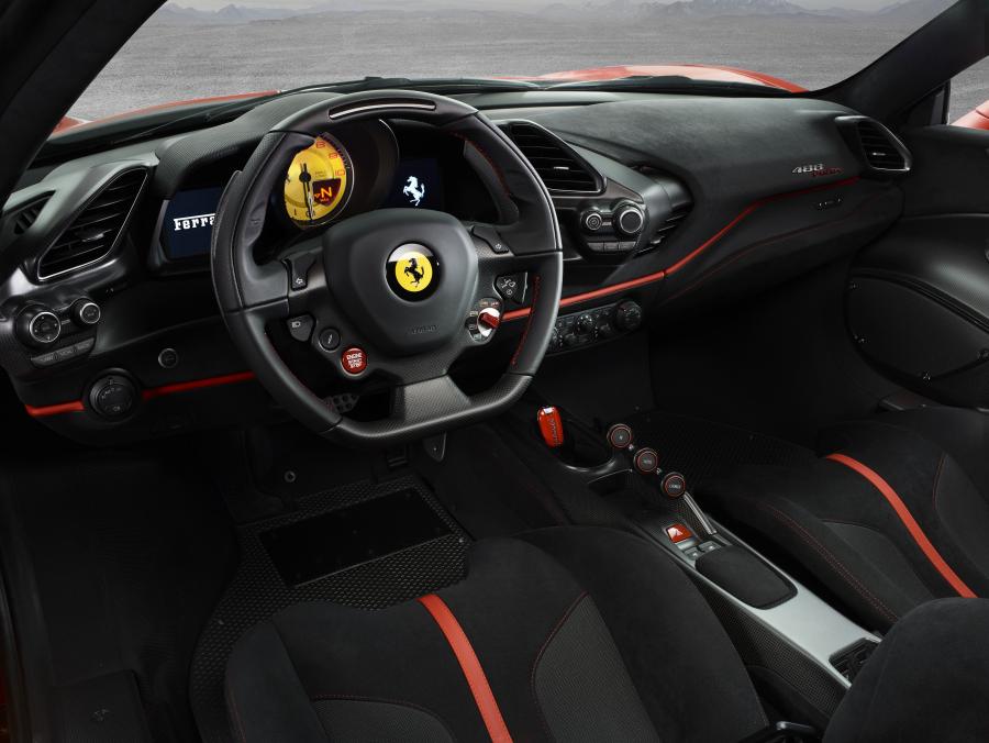 Интерьер Ferrari 488 Pista 2018 года  (WW) (фото 8 из 42)